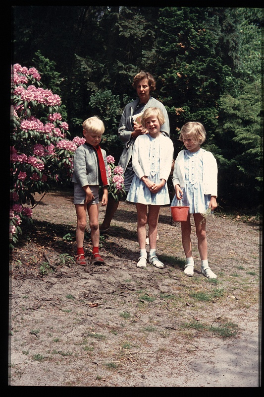 25.Veluwe jun 1970 Mama,Brigitte,Marion,Peter.JPG